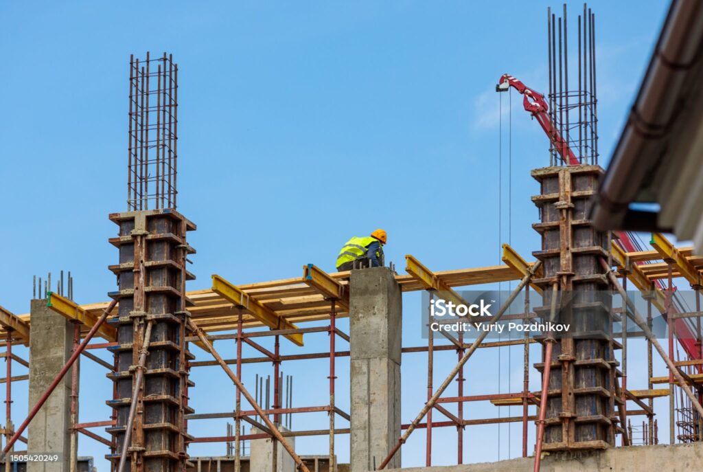 Construcție din beton armat monolit pe șantier